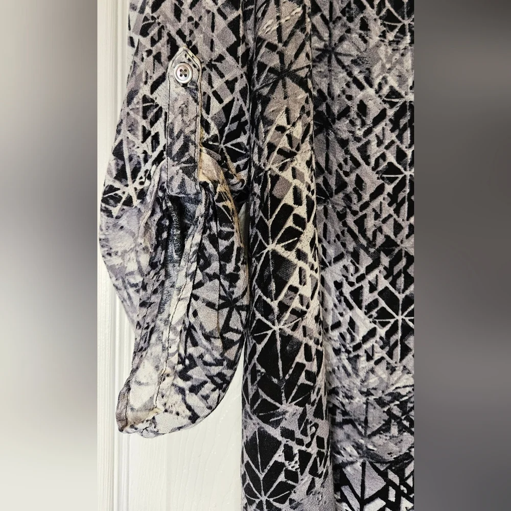 Casual Studio Geometrical Blouse - Picture 3 of 5